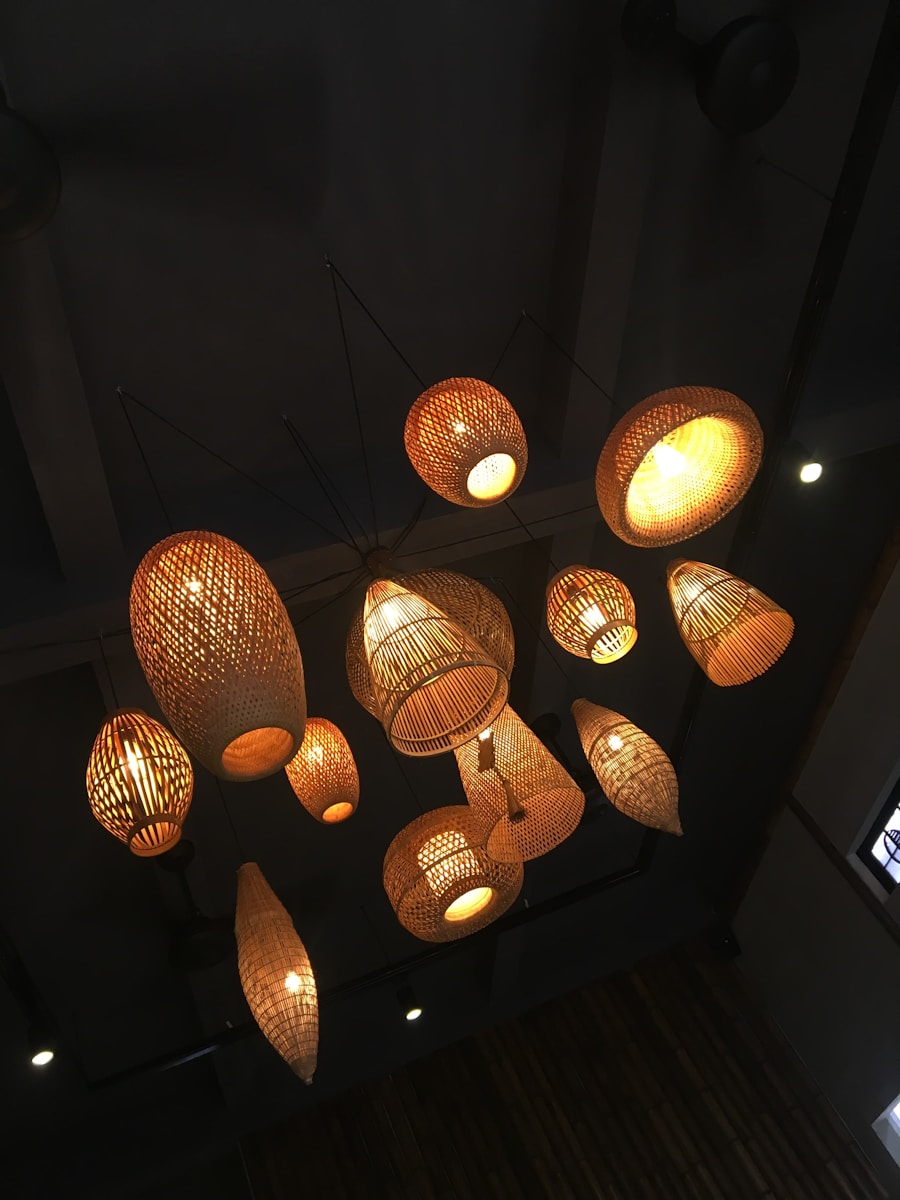 Photo "Warm wooden chandelier suitable for country-style restaurants"